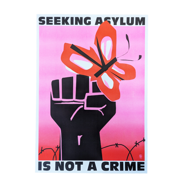 Das Bild zeigt ein Poster mit dem Text „SEEKING ASYLUM IS NOT A CRIME“. Darauf ist eine schwarze Faust mit einem orangefarbenen Schmetterling dargestellt, im Hintergrund ein rosa Farbverlauf und Stacheldraht.