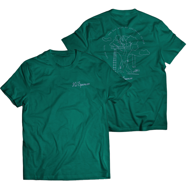 Das Bild zeigt ein grünes T-Shirt von vorne und hinten. Vorne steht in in kleiner, hellblauer Schreibschrift „Hi! Spencer“. Auf der Rückseite ist eine Zeichnung mit Baumhaus und der Text: „Einen Teil von dir hast du versteckt in mir"