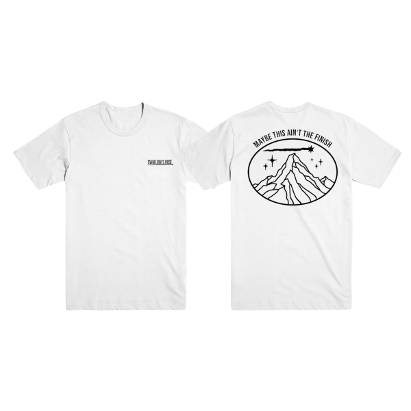 Ein weißes T-Shirt mit kleinem „SWALLOW’S ROSE“-Schriftzug vorne links. Auf der Rückseite befindet sich ein großes Bergmotiv in einem Oval, darüber der Text „MAYBE THIS AIN’T THE FINISH“ und Sterne um den Berg.
