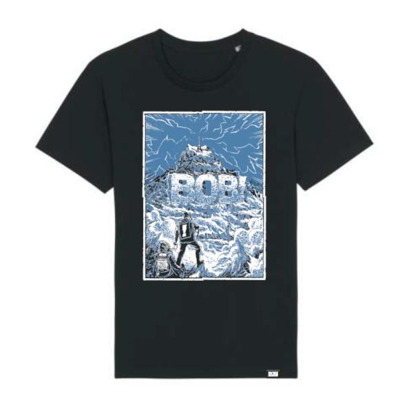 Schwarzes T-Shirt mit buntem Front-Druck. Der Druck zeigt eine schneebedeckte Landschaft mit einem Mann im Vordergrund und dem Wort "BOB!" darüber.