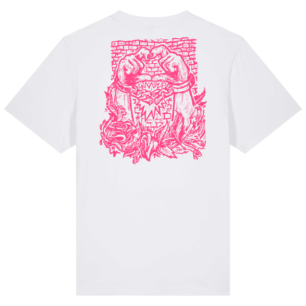 Das Bild zeigt die Rückseite eines weißen T-Shirt mit einem großen pinkfarbenen Aufdruck auf der Rückseite. Der Druck zeigt zwei gefesselte Hände vor einer Mauer, umgeben von Blättern und Flammenmotiven.