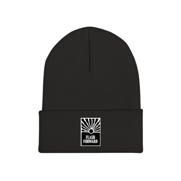Das Bild zeigt eine schwarze Beanie die mit einem kleinen, schwarzen Stoffpatch versehen ist. Darauf ist in weiss ein "Flash Forward" Schriftzug abgebildet und eine aufgehende Sonne