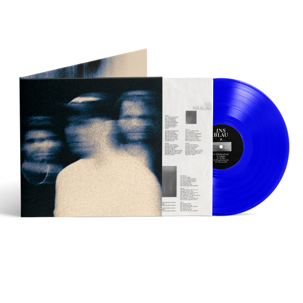 Das Bild zeigt das Cover der LP inklusive herausgezogenem Inlay und der Vinyl. Auf dem Cover sind die verschwommenen Silouetten der Band abgebildet. Das Inlay ist mit Songtexten bedruckt. Die Vinyl ist blau transparent.