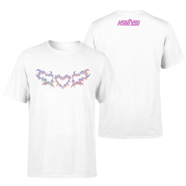 Weisses T-Shirt mit tribalartigem Herzmotiv in schillernden Farben auf der Vorderseite. Auf der Rückseite oben mittig steht in pink-lilaner Schrift „MARYBU“.