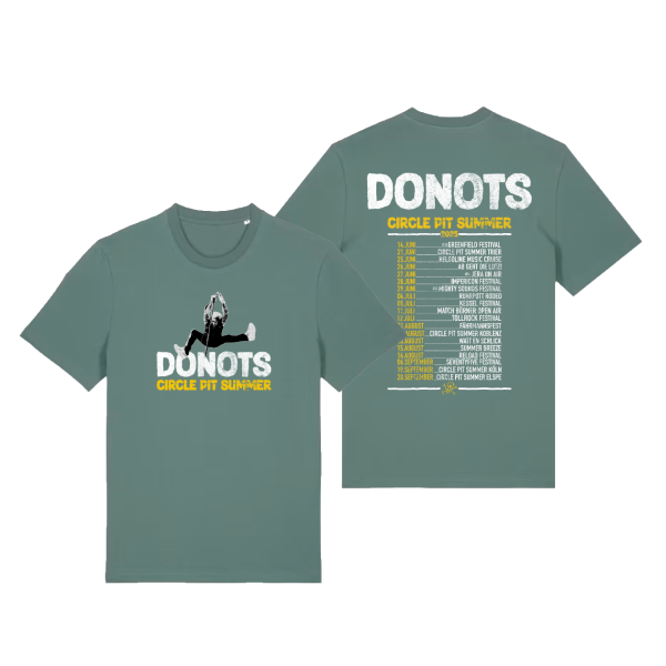Grünes T-Shirt mit weiss, schwarz, gelbem Frontaufdruck „DONOTS – Circle Pit Summer“ und dem Sänger Info der einen Sprung macht. Auf der Rückseite steht eine Liste der Tourdaten 2025 unter dem gleichen Schriftzug.