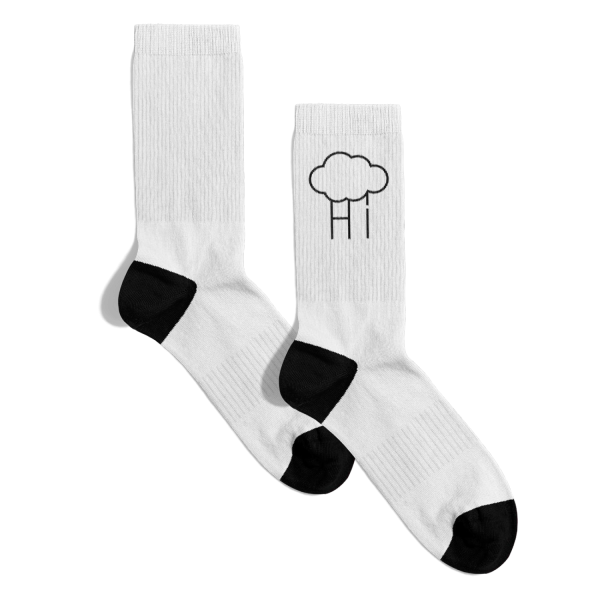 Das Bild zeigt ein Paar weiße Tennis-Socken mit schwarzer Ferse und Spitze. Auf der Sockenaussenseite ist eine schwarze, stilisierte Wolke abgebildet. Die Regentropefen bilden das Wort "Hi".
