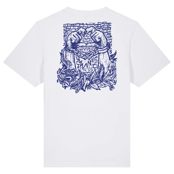 Das Bild zeigt die Rückseite eines weißen T-Shirt mit einem großen dunkelblauen Aufdruck auf der Rückseite. Der Druck zeigt zwei gefesselte Hände vor einer Mauer, umgeben von Blättern und Flammenmotiven.